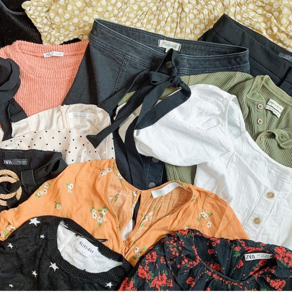 Welcome to my closet! 💓 - Picture 5 of 9
